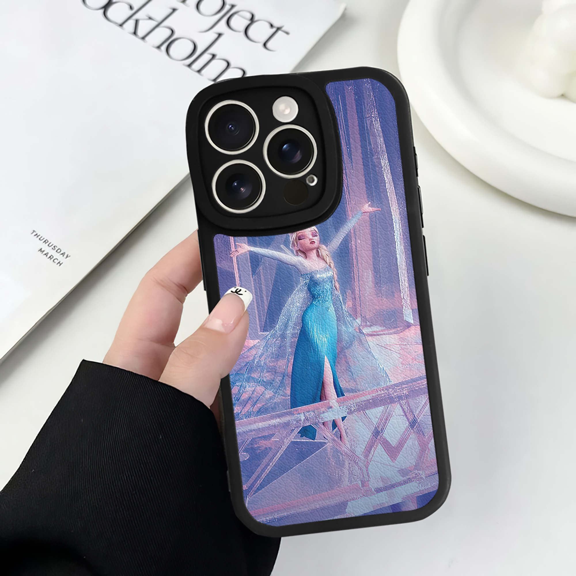 （画像用） アナと雪の女王 アンナ エルサ Frozen Anna Elsa 【iPhone 16シリーズ対応】シリコンスマホケース（レザー調） 材質：シリコン
